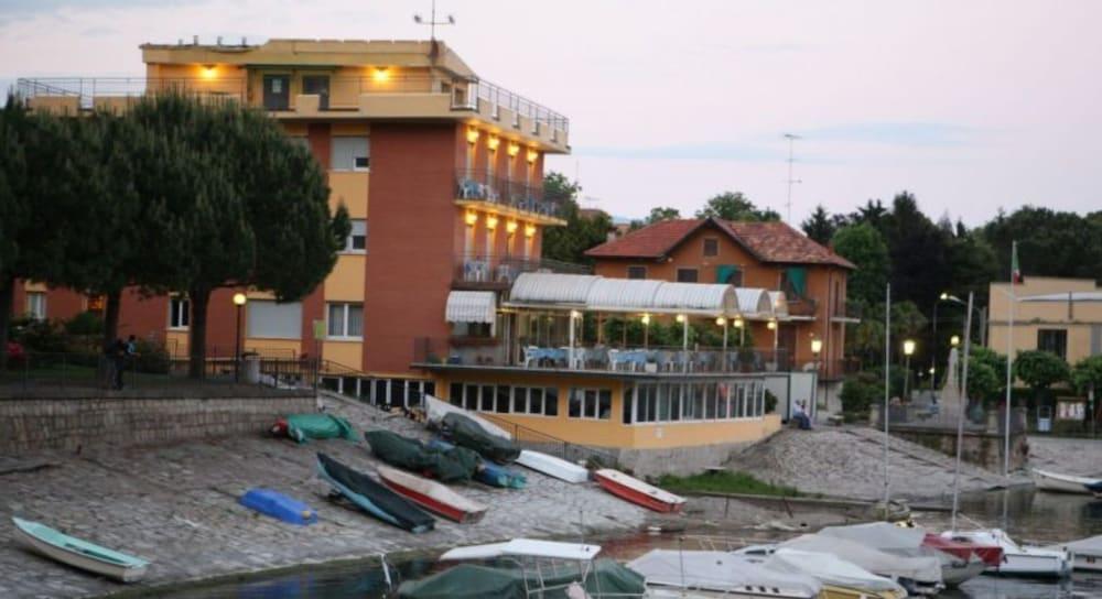 Hotel Capri Lesa Luaran gambar