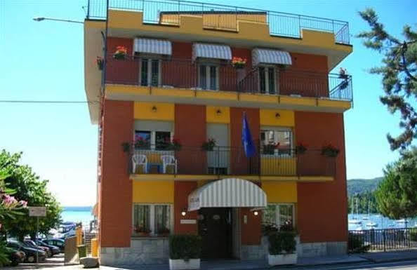 Hotel Capri Lesa Luaran gambar