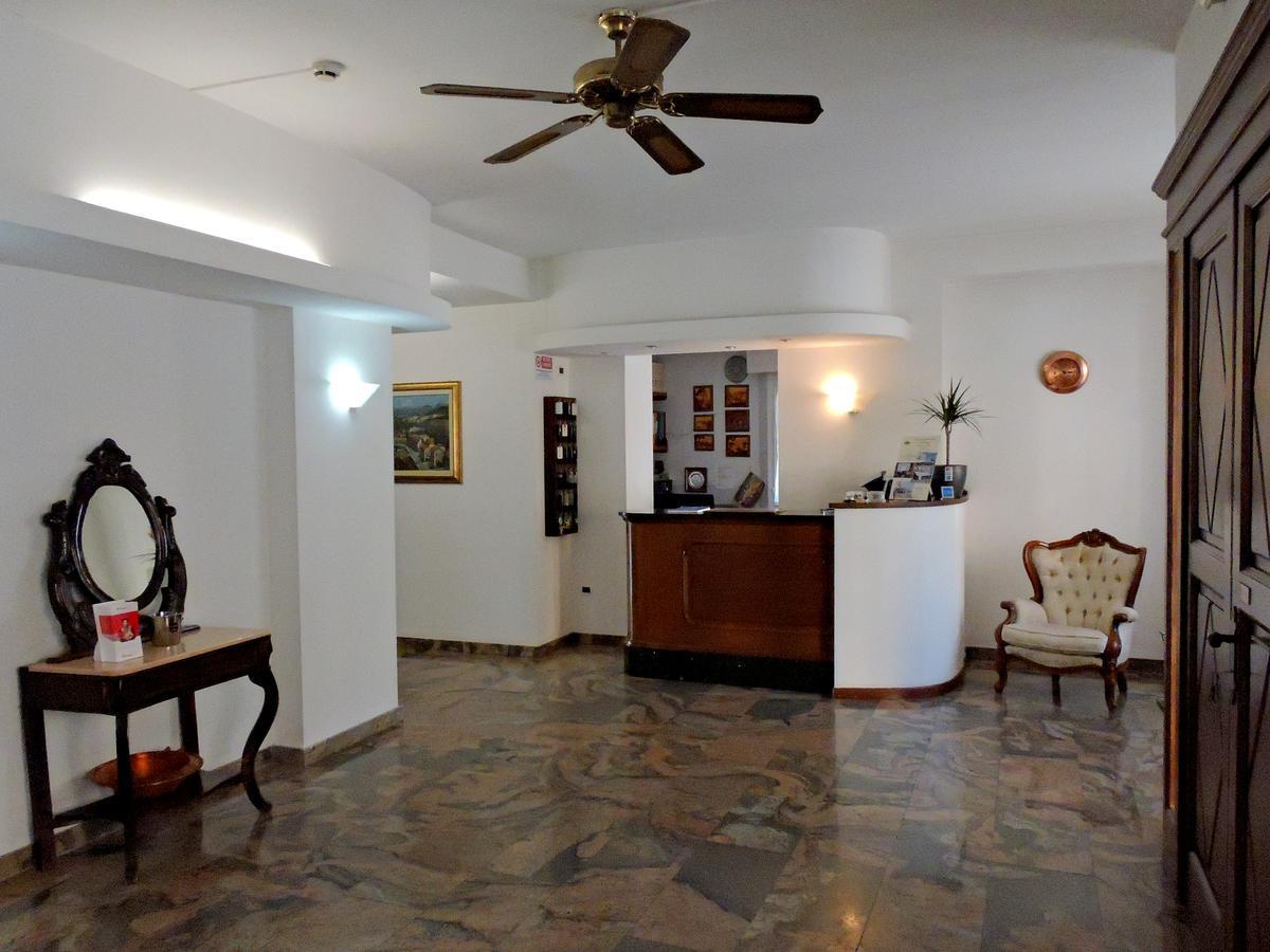 Hotel Capri Lesa Luaran gambar