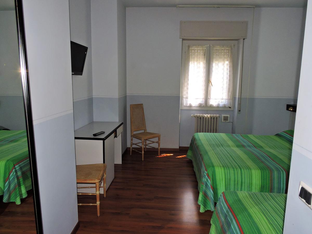 Hotel Capri Lesa Luaran gambar