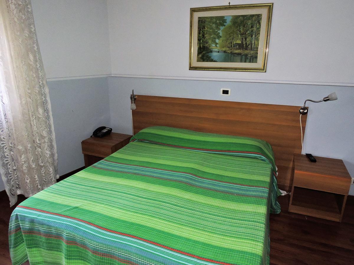 Hotel Capri Lesa Luaran gambar